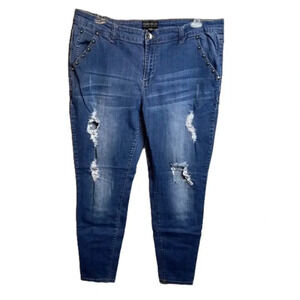 FOREVER21+ distressed jeans with studded detail. Cotton/spandex blend.
Size: 18